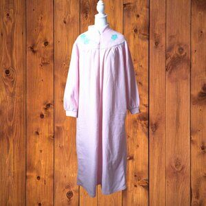 COMFY CLUB VINTAGE WOMEN'S MEDIUM LONG SLEEVE EMBROIDERED PINK NIGHTGOWN  NEW